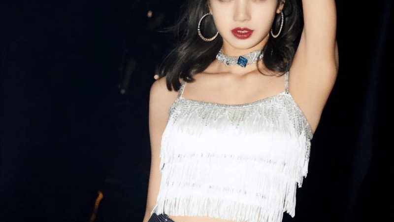 Lisa蔡徐坤Met Gala红毯罕见握手顶流跨界破次元壁引爆热搜